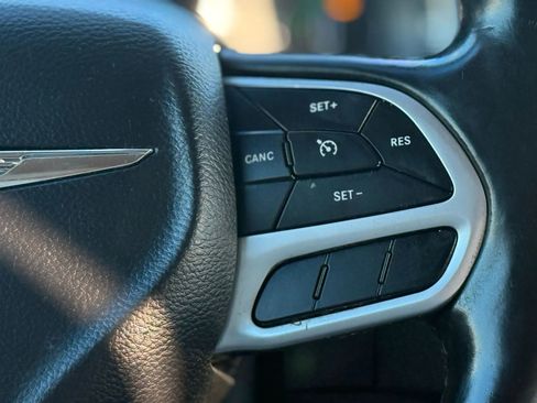 Used 2018 Chrysler 300 Limited image 14