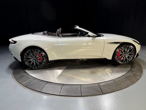 Used 2023 Aston Martin DB11 Volante RWD image 18