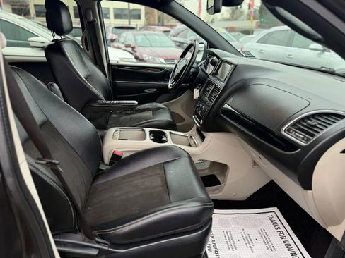 Used 2019 Dodge Grand Caravan SXT image 14