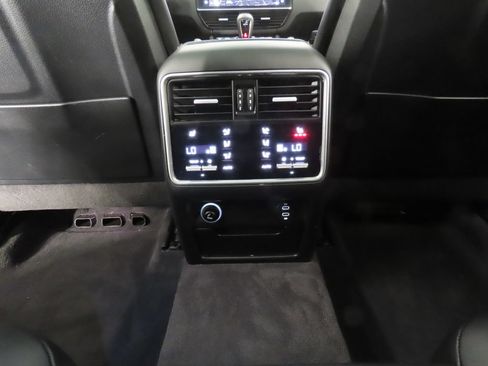 Certified 2023 Porsche Cayenne Platinum Edition AWD/4WD image 31