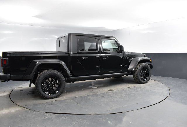Used 2025 Jeep Gladiator Sport AWD/4WD image 2