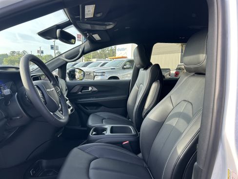 New 2026 Chrysler Pacifica Select image 14
