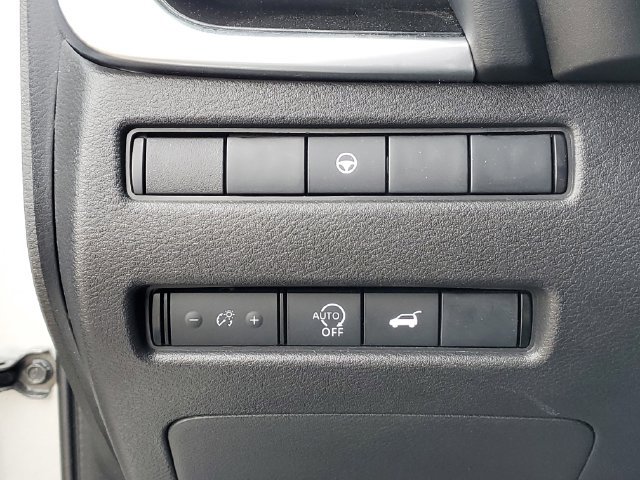 Used 2025 Nissan Rogue SV AWD/4WD image 16