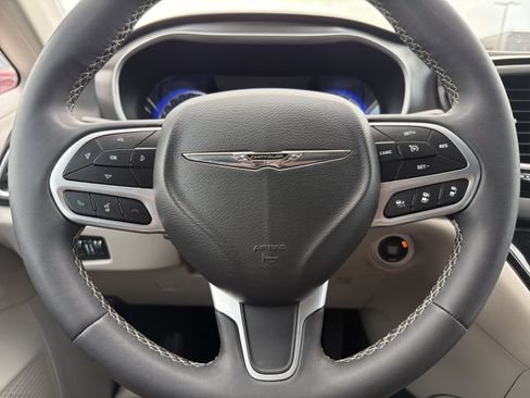 Used 2024 Chrysler Pacifica Touring-L FWD image 25