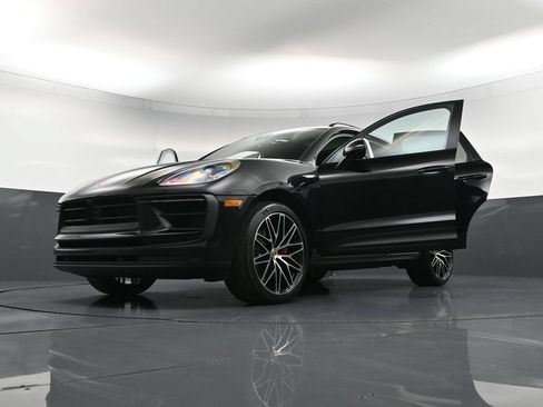 Certified 2023 Porsche Macan S AWD/4WD image 36