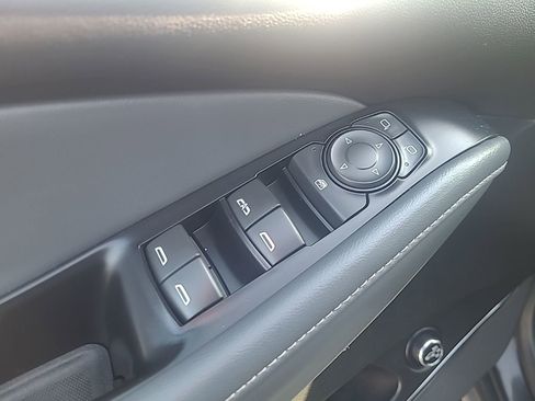 Used 2023 Buick Enclave Essence image 12