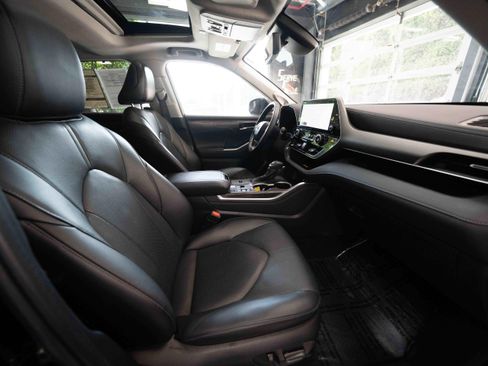 Used 2024 Toyota Highlander Limited FWD image 27
