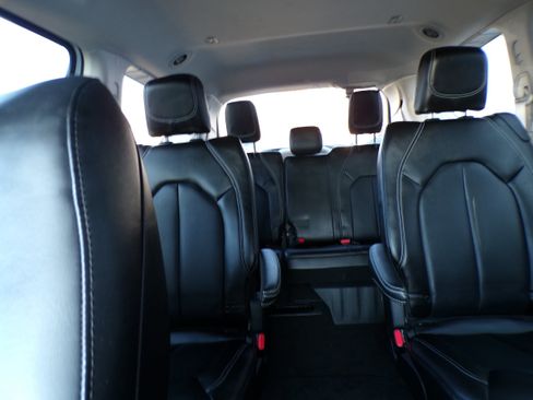 Used 2023 Chrysler Pacifica Touring-L image 14