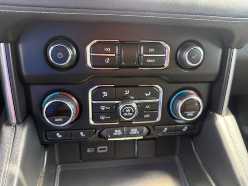 Used 2022 Chevrolet Suburban Z71 AWD/4WD image 21
