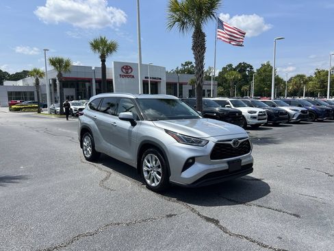 Used 2020 Toyota Highlander Limited AWD/4WD image 2