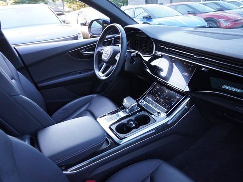 Used 2024 Audi Q8 Premium image 31