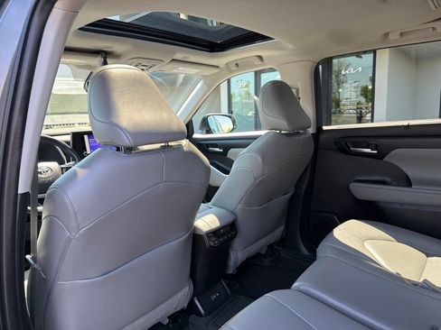 Used 2023 Toyota Highlander XLE AWD/4WD image 20