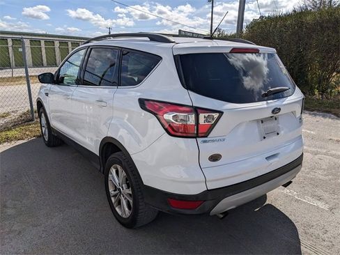 Used 2018 Ford Escape SE image 2