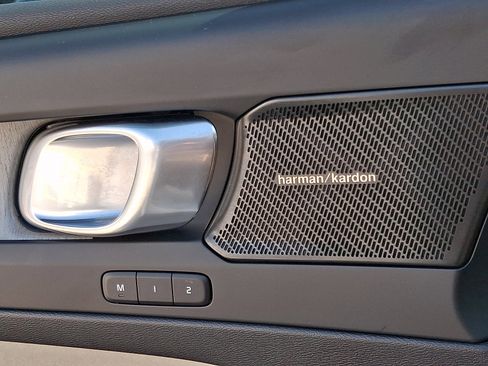 Used 2024 Volvo XC40 B5 Plus w/ Climate Package image 25