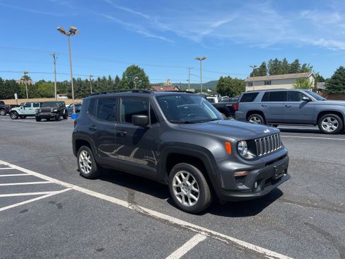 Used 2022 Jeep Renegade Latitude w/ Convenience Group AWD/4WD image 8