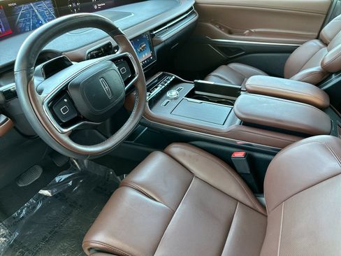 Certified 2025 Lincoln Navigator Reserve AWD/4WD image 9