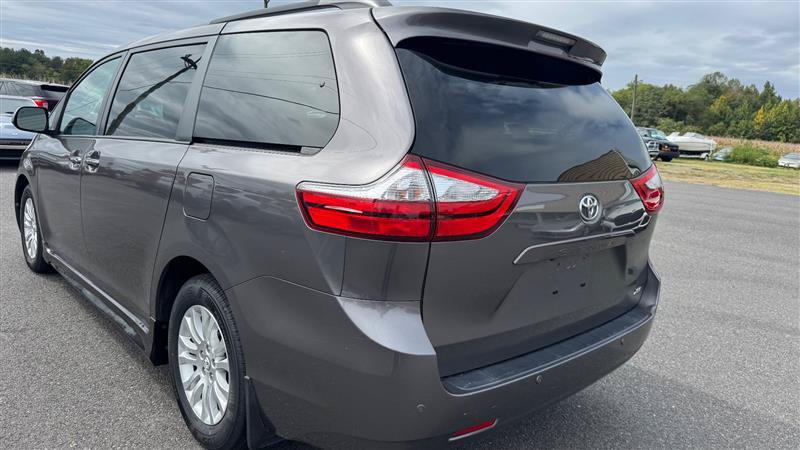 Used 2017 Toyota Sienna XLE w/ XLE Navigation Package FWD image 14