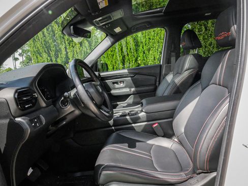 Used 2025 Honda Pilot TrailSport image 7