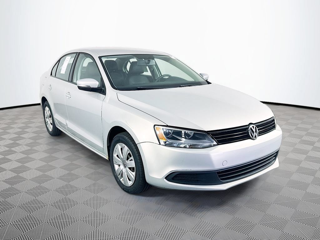 Used 2011 Volkswagen Jetta SE FWD image 2