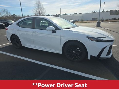 Used 2025 Toyota Camry SE image 13