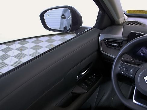 Used 2025 Nissan Kicks SV w/ Charging Package image 19