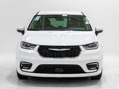 Used 2023 Chrysler Pacifica Touring-L FWD image 5