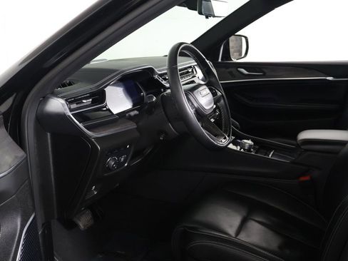 Used 2023 Jeep Grand Cherokee Overland w/ Advanced Protech Group III image 29