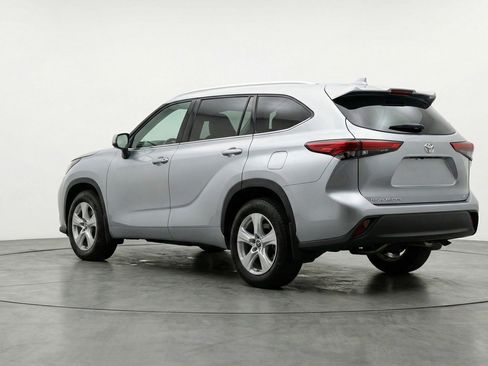 Used 2025 Toyota Highlander LE image 6