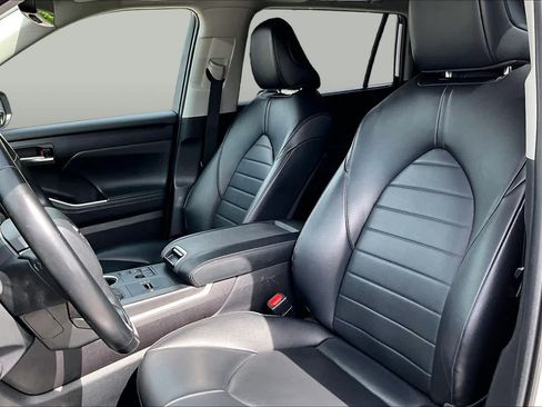 Used 2023 Toyota Highlander XLE FWD image 8