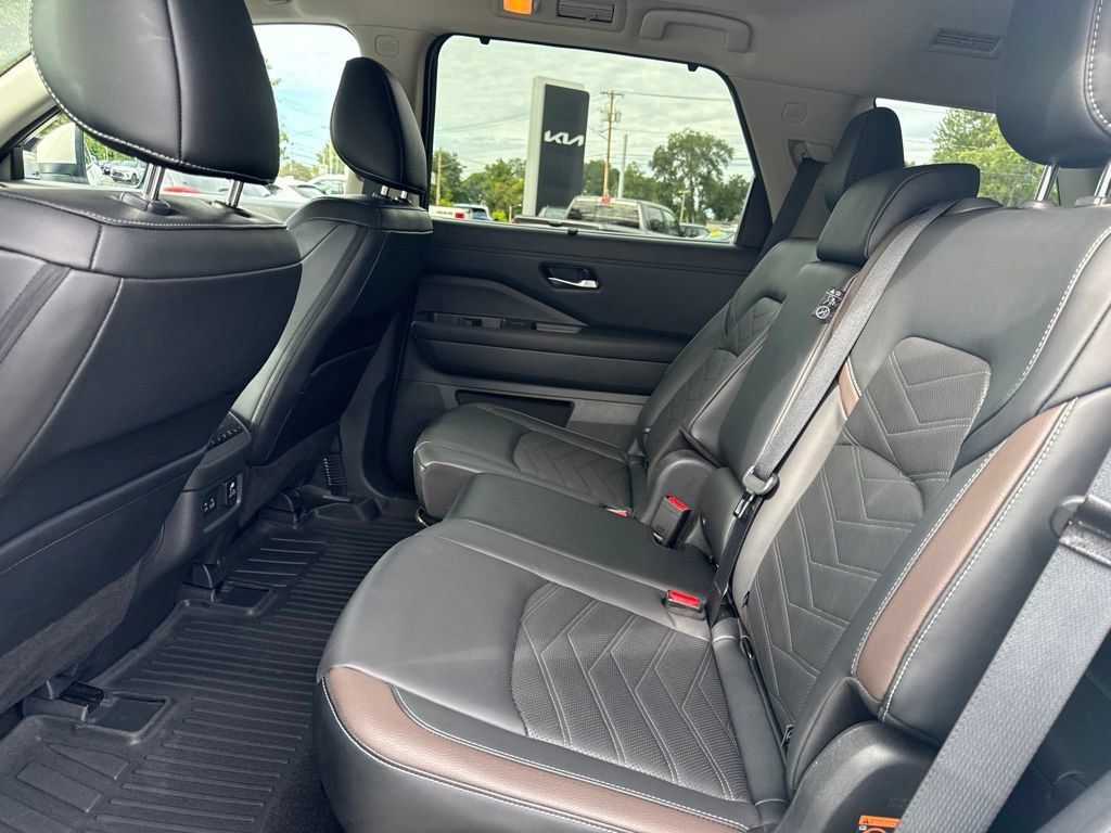Used 2024 Nissan Pathfinder Platinum w/ Cargo Package AWD/4WD image 15