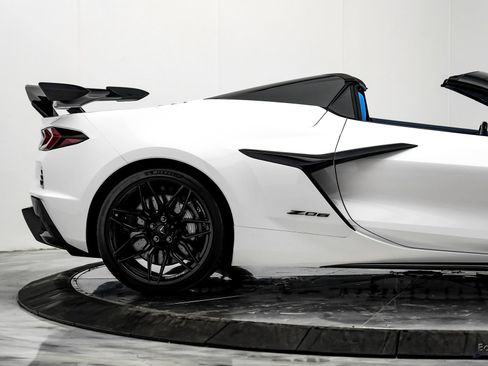 Used 2025 Chevrolet Corvette Z06 w/ Z07 Performance Package RWD image 26