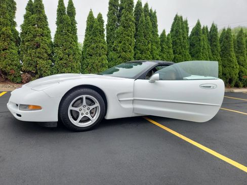 Used 2000 Chevrolet Corvette Convertible w/ Performance Handling Pkg image 19