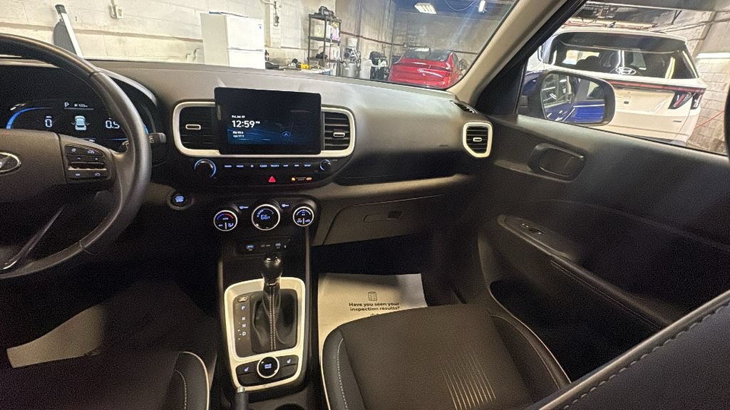 Used 2025 Hyundai Venue Limited FWD image 29