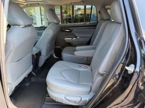 Used 2021 Toyota Highlander XLE AWD/4WD image 11