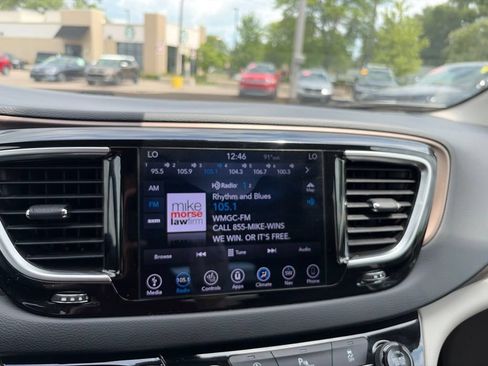 Used 2018 Chrysler Pacifica Touring-L Plus FWD image 25