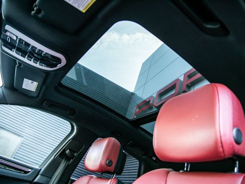 Certified 2023 Porsche Macan AWD/4WD image 15