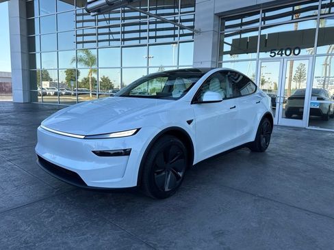 Used 2026 Tesla Model Y Long Range AWD/4WD image 1