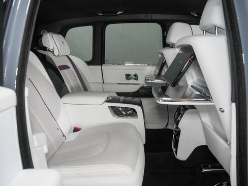 Used 2022 Rolls-Royce Cullinan w/ Dark Exterior Package AWD/4WD image 48