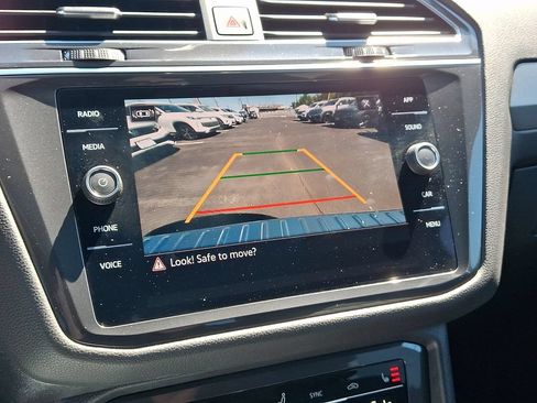 Certified 2023 Volkswagen Tiguan SE w/ Panoramic Sunroof Package AWD/4WD image 18