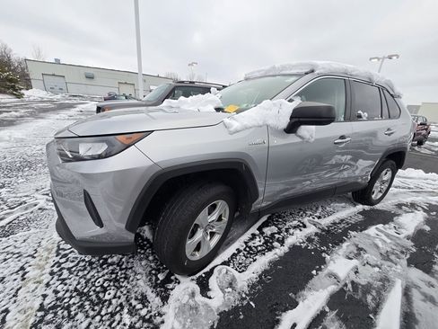 Used 2020 Toyota RAV4 LE image 4
