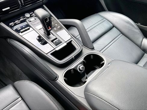 Used 2022 Porsche Cayenne Platinum Edition image 18