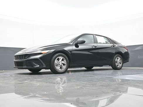Used 2025 Hyundai Elantra SE FWD image 57