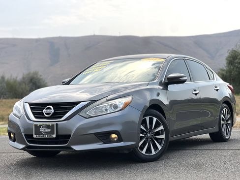 Used 2017 Nissan Altima 2.5 SL w/ Moonroof Package image 4