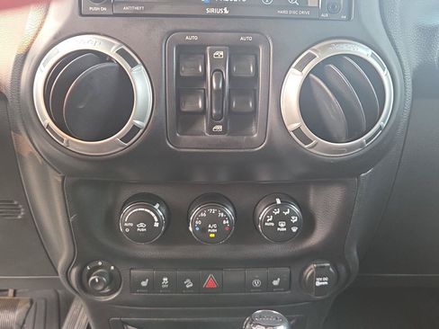 Used 2015 Jeep Wrangler Unlimited Sahara w/ Connectivity Group AWD/4WD image 21