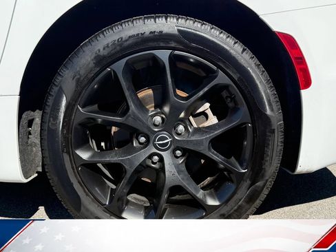 Used 2025 Chrysler Pacifica Limited FWD image 12