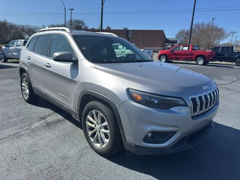 Used 2019 Jeep Cherokee Latitude w/ Cold Weather Group image 3