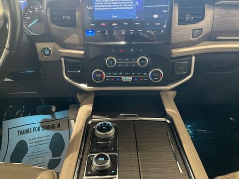 Used 2024 Ford Expedition Limited image 13