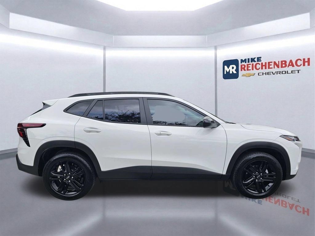 Used 2024 Chevrolet Trax ACTIV w/ Sunroof Package FWD image 3
