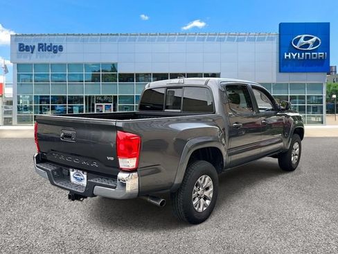 Used 2017 Toyota Tacoma SR5 w/ Tow Package RWD image 4