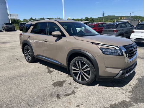 Used 2025 Nissan Pathfinder Platinum AWD/4WD image 2